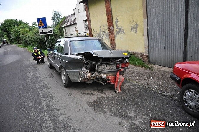 Zdjęcie w galerii na portalu naszraciborz.pl: Na trasie do Markowic zderzyły się mercedes i uno wiadomości z regionu