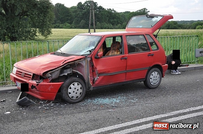 Zdjęcie w galerii na portalu naszraciborz.pl: Na trasie do Markowic zderzyły się mercedes i uno wiadomości z regionu