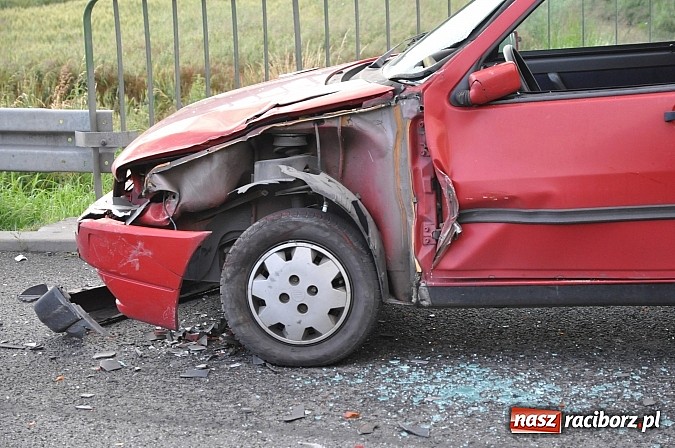 Zdjęcie w galerii na portalu naszraciborz.pl: Na trasie do Markowic zderzyły się mercedes i uno wiadomości z regionu