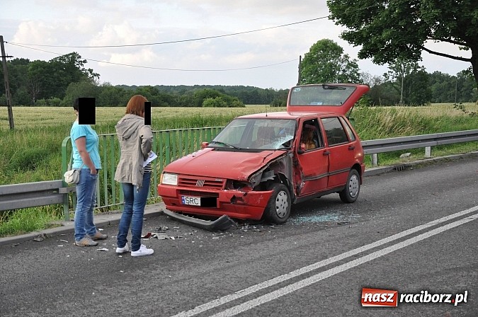 Zdjęcie w galerii na portalu naszraciborz.pl: Na trasie do Markowic zderzyły się mercedes i uno wiadomości z regionu