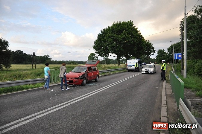 Zdjęcie w galerii na portalu naszraciborz.pl: Na trasie do Markowic zderzyły się mercedes i uno wiadomości z regionu