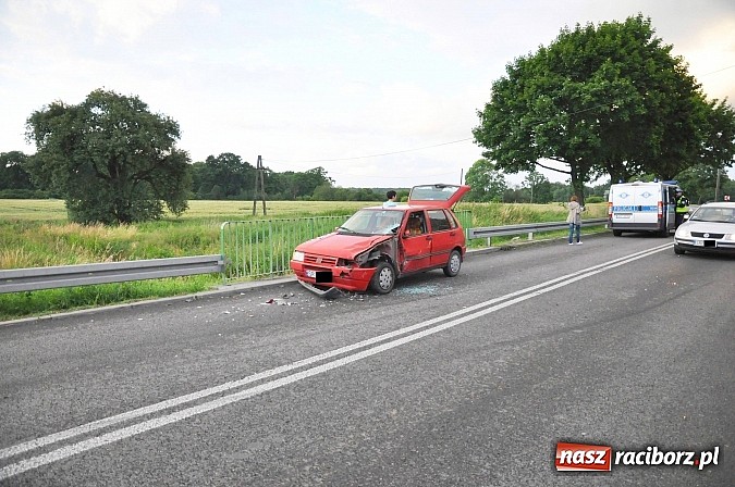 Zdjęcie w galerii na portalu naszraciborz.pl: Na trasie do Markowic zderzyły się mercedes i uno wiadomości z regionu