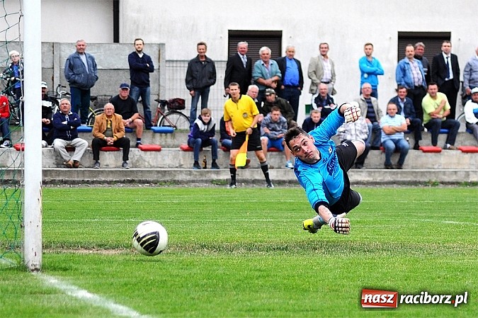 Zdjęcie w galerii na portalu naszraciborz.pl: Hat-trick Ekierta nie wystarczył. Tworków w klasie okręgowej wiadomości z regionu