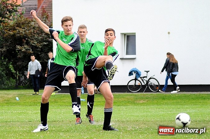 Zdjęcie w galerii na portalu naszraciborz.pl: Juniorzy z Zabełkowa najlepszą drużyną w gminie Krzyżanowice wiadomości z regionu