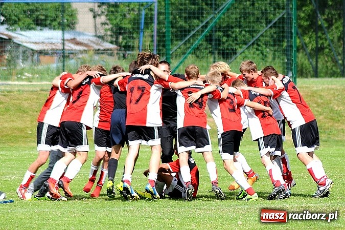 Zdjęcie w galerii na portalu naszraciborz.pl: Juniorzy z Zabełkowa najlepszą drużyną w gminie Krzyżanowice wiadomości z regionu