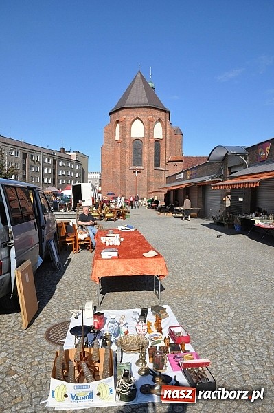 Zdjęcie w galerii na portalu naszraciborz.pl: Antyki i starocie zn&oacute;w zagościły na placu Targowym wiadomości z regionu