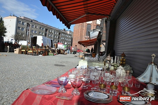 Zdjęcie w galerii na portalu naszraciborz.pl: Antyki i starocie zn&oacute;w zagościły na placu Targowym wiadomości z regionu