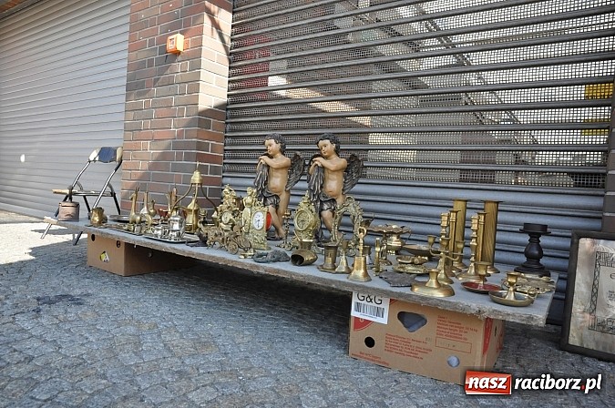 Zdjęcie w galerii na portalu naszraciborz.pl: Antyki i starocie zn&oacute;w zagościły na placu Targowym wiadomości z regionu