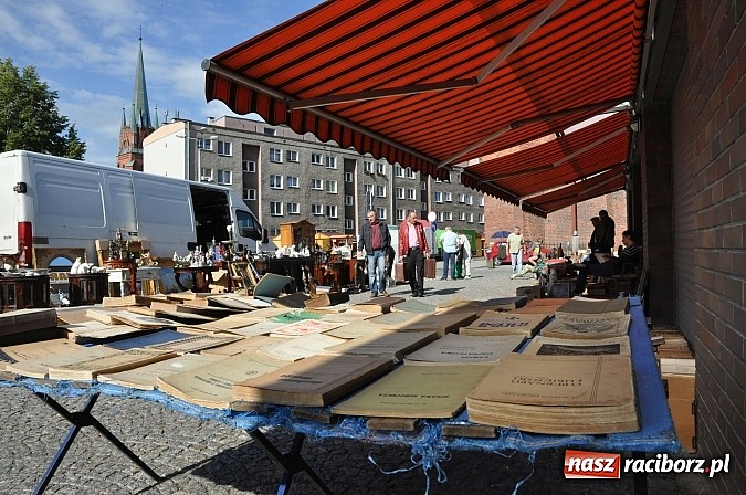 Zdjęcie w galerii na portalu naszraciborz.pl: Antyki i starocie zn&oacute;w zagościły na placu Targowym wiadomości z regionu