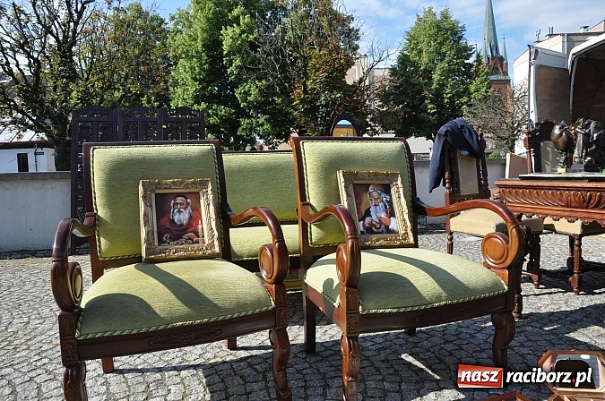 Zdjęcie w galerii na portalu naszraciborz.pl: Antyki i starocie zn&oacute;w zagościły na placu Targowym wiadomości z regionu