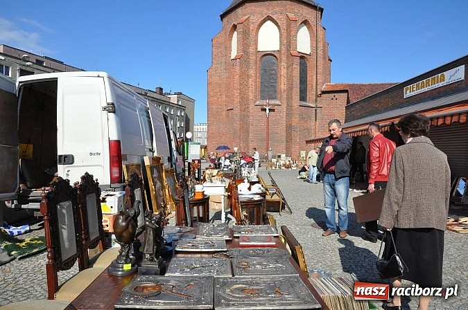 Zdjęcie w galerii na portalu naszraciborz.pl: Antyki i starocie zn&oacute;w zagościły na placu Targowym wiadomości z regionu
