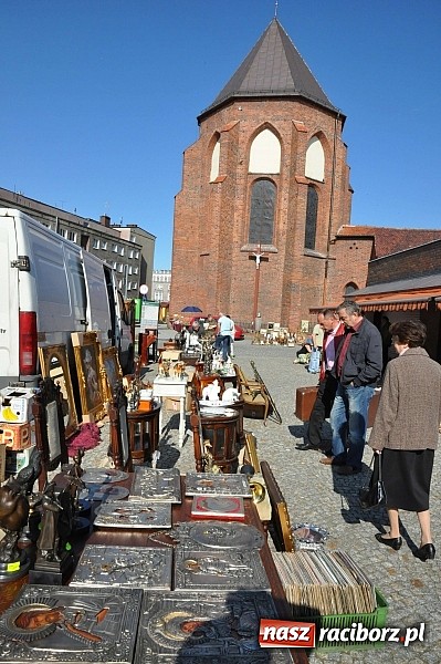 Zdjęcie w galerii na portalu naszraciborz.pl: Antyki i starocie zn&oacute;w zagościły na placu Targowym wiadomości z regionu