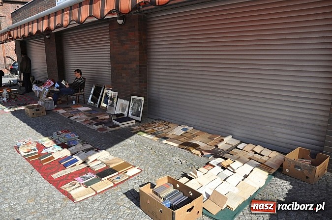 Zdjęcie w galerii na portalu naszraciborz.pl: Antyki i starocie zn&oacute;w zagościły na placu Targowym wiadomości z regionu