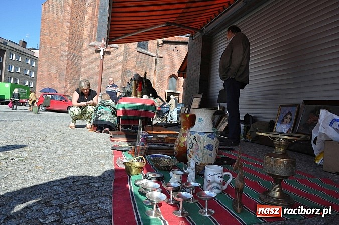 Zdjęcie w galerii na portalu naszraciborz.pl: Antyki i starocie zn&oacute;w zagościły na placu Targowym wiadomości z regionu