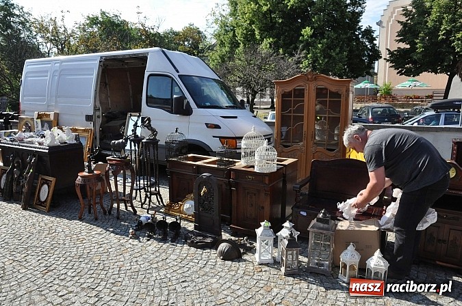 Zdjęcie w galerii na portalu naszraciborz.pl: Antyki i starocie zn&oacute;w zagościły na placu Targowym wiadomości z regionu