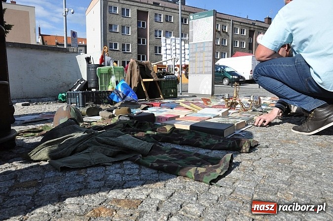 Zdjęcie w galerii na portalu naszraciborz.pl: Antyki i starocie zn&oacute;w zagościły na placu Targowym wiadomości z regionu