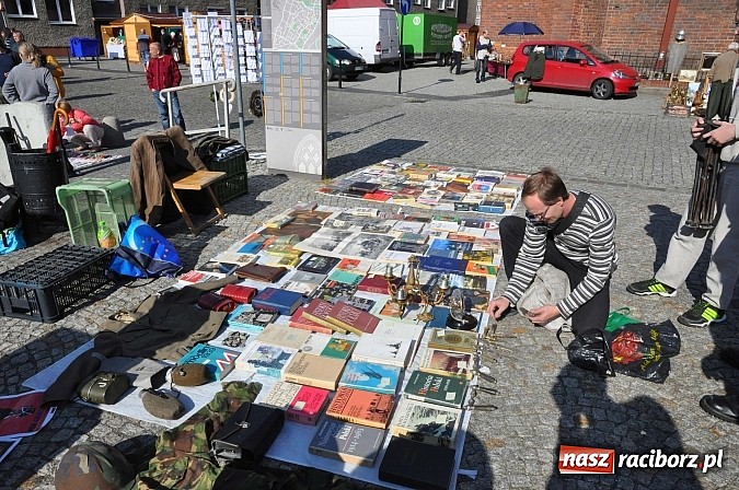 Zdjęcie w galerii na portalu naszraciborz.pl: Antyki i starocie zn&oacute;w zagościły na placu Targowym wiadomości z regionu