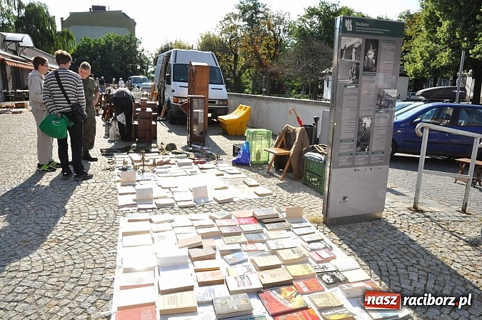 Zdjęcie w galerii na portalu naszraciborz.pl: Antyki i starocie zn&oacute;w zagościły na placu Targowym wiadomości z regionu