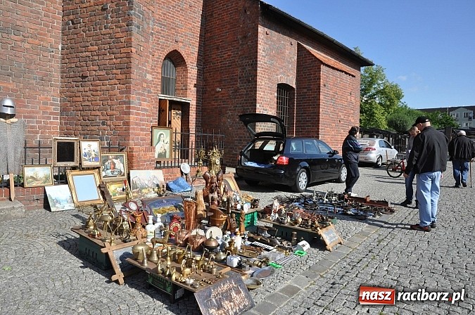 Zdjęcie w galerii na portalu naszraciborz.pl: Antyki i starocie zn&oacute;w zagościły na placu Targowym wiadomości z regionu