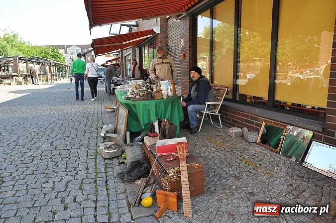 Zdjęcie w galerii na portalu naszraciborz.pl: Antyki i starocie zn&oacute;w zagościły na placu Targowym wiadomości z regionu