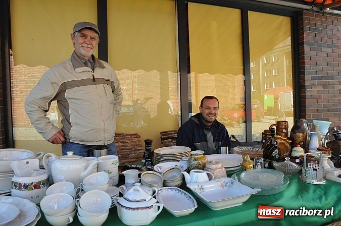Zdjęcie w galerii na portalu naszraciborz.pl: Antyki i starocie zn&oacute;w zagościły na placu Targowym wiadomości z regionu