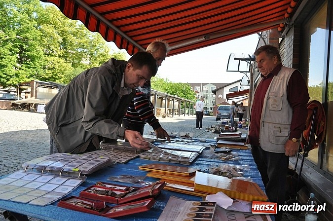 Zdjęcie w galerii na portalu naszraciborz.pl: Antyki i starocie zn&oacute;w zagościły na placu Targowym wiadomości z regionu