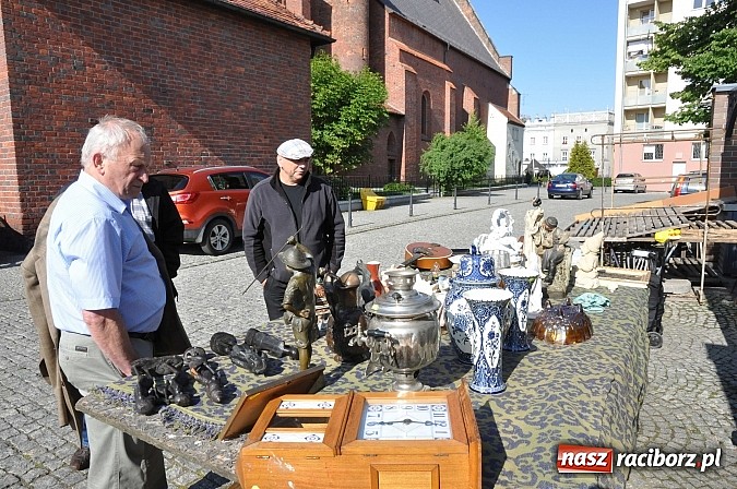 Zdjęcie w galerii na portalu naszraciborz.pl: Antyki i starocie zn&oacute;w zagościły na placu Targowym wiadomości z regionu