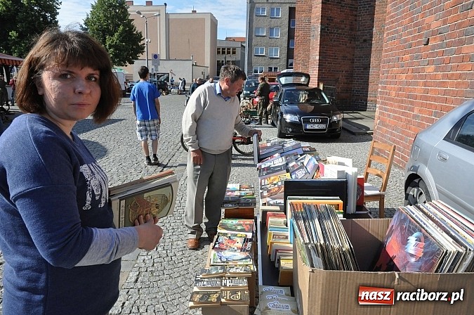 Zdjęcie w galerii na portalu naszraciborz.pl: Antyki i starocie zn&oacute;w zagościły na placu Targowym wiadomości z regionu