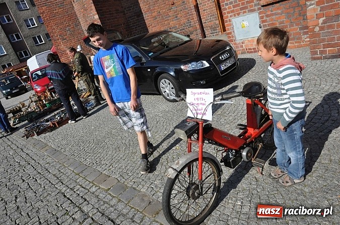 Zdjęcie w galerii na portalu naszraciborz.pl: Antyki i starocie zn&oacute;w zagościły na placu Targowym wiadomości z regionu