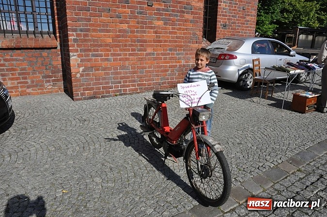 Zdjęcie w galerii na portalu naszraciborz.pl: Antyki i starocie zn&oacute;w zagościły na placu Targowym wiadomości z regionu