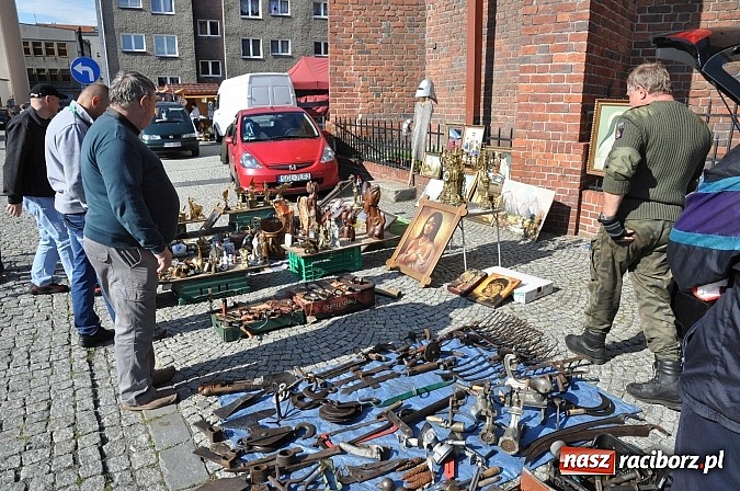 Zdjęcie w galerii na portalu naszraciborz.pl: Antyki i starocie zn&oacute;w zagościły na placu Targowym wiadomości z regionu
