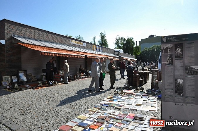 Zdjęcie w galerii na portalu naszraciborz.pl: Antyki i starocie zn&oacute;w zagościły na placu Targowym wiadomości z regionu
