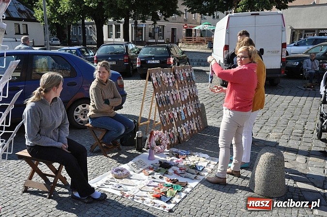 Zdjęcie w galerii na portalu naszraciborz.pl: Antyki i starocie zn&oacute;w zagościły na placu Targowym wiadomości z regionu