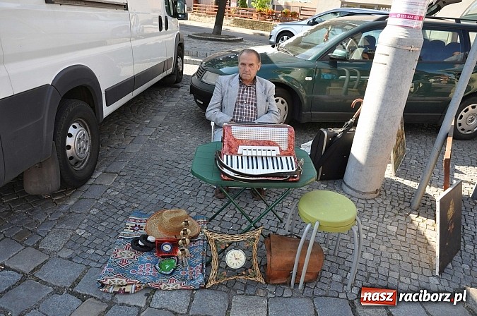 Zdjęcie w galerii na portalu naszraciborz.pl: Antyki i starocie zn&oacute;w zagościły na placu Targowym wiadomości z regionu