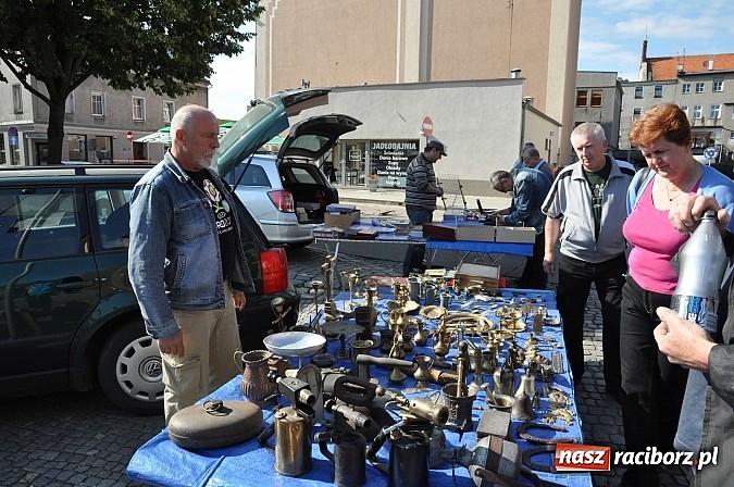 Zdjęcie w galerii na portalu naszraciborz.pl: Antyki i starocie zn&oacute;w zagościły na placu Targowym wiadomości z regionu