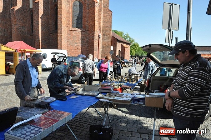 Zdjęcie w galerii na portalu naszraciborz.pl: Antyki i starocie zn&oacute;w zagościły na placu Targowym wiadomości z regionu