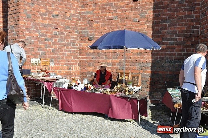 Zdjęcie w galerii na portalu naszraciborz.pl: Antyki i starocie zn&oacute;w zagościły na placu Targowym wiadomości z regionu