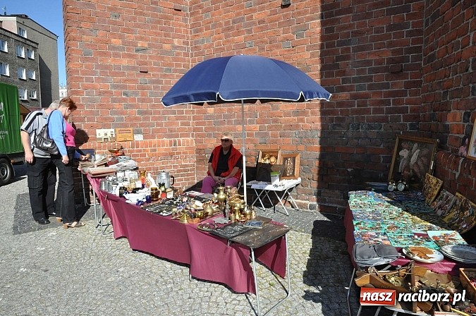 Zdjęcie w galerii na portalu naszraciborz.pl: Antyki i starocie zn&oacute;w zagościły na placu Targowym wiadomości z regionu