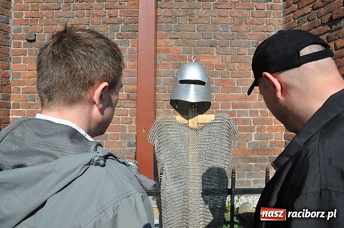 Zdjęcie w galerii na portalu naszraciborz.pl: Antyki i starocie zn&oacute;w zagościły na placu Targowym wiadomości z regionu