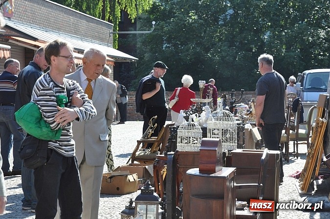 Zdjęcie w galerii na portalu naszraciborz.pl: Antyki i starocie zn&oacute;w zagościły na placu Targowym wiadomości z regionu