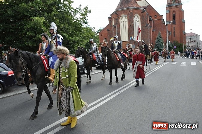 Zdjęcie w galerii na portalu naszraciborz.pl: Daniel Olbrychski jako król Jan III Sobieski na przemarszu z okazji Dni Raciborza wiadomości z regionu
