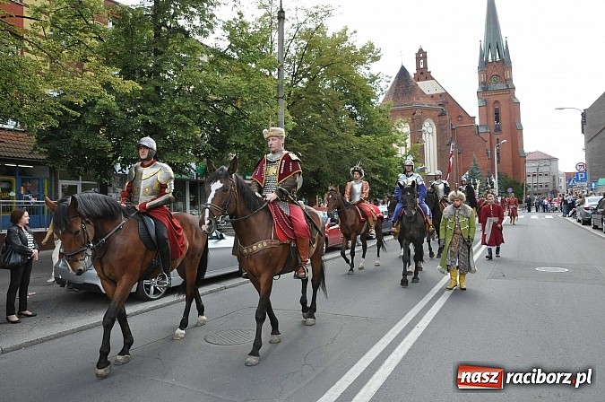 Zdjęcie w galerii na portalu naszraciborz.pl: Daniel Olbrychski jako król Jan III Sobieski na przemarszu z okazji Dni Raciborza wiadomości z regionu