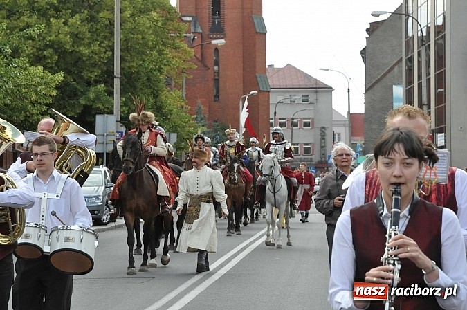 Zdjęcie w galerii na portalu naszraciborz.pl: Daniel Olbrychski jako król Jan III Sobieski na przemarszu z okazji Dni Raciborza wiadomości z regionu