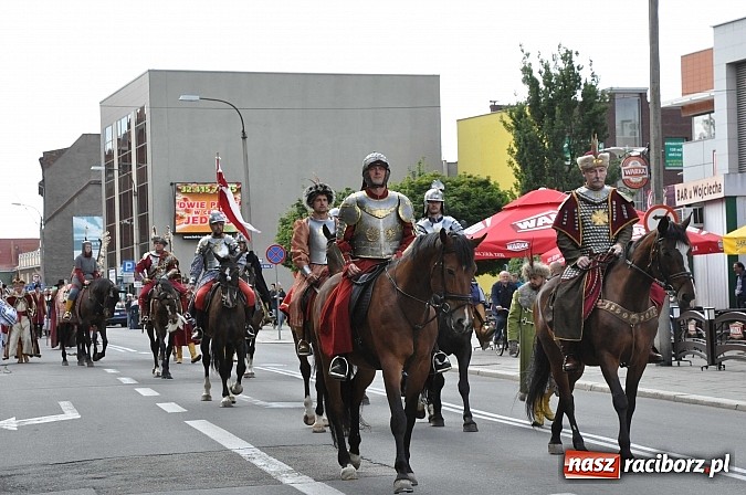 Zdjęcie w galerii na portalu naszraciborz.pl: Daniel Olbrychski jako król Jan III Sobieski na przemarszu z okazji Dni Raciborza wiadomości z regionu