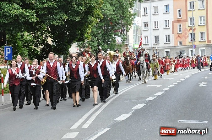 Zdjęcie w galerii na portalu naszraciborz.pl: Daniel Olbrychski jako król Jan III Sobieski na przemarszu z okazji Dni Raciborza wiadomości z regionu