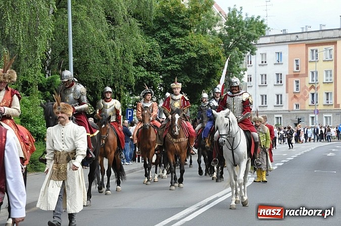 Zdjęcie w galerii na portalu naszraciborz.pl: Daniel Olbrychski jako król Jan III Sobieski na przemarszu z okazji Dni Raciborza wiadomości z regionu