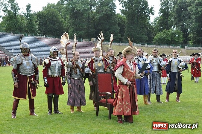 Zdjęcie w galerii na portalu naszraciborz.pl: Daniel Olbrychski jako król Jan III Sobieski na przemarszu z okazji Dni Raciborza wiadomości z regionu
