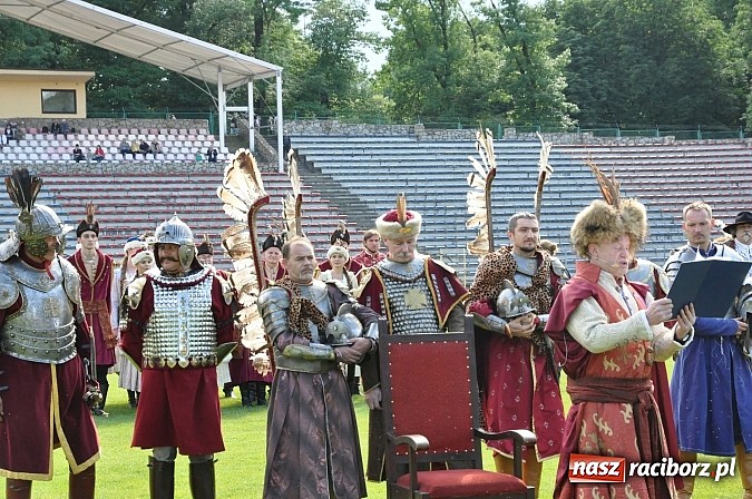 Zdjęcie w galerii na portalu naszraciborz.pl: Daniel Olbrychski jako król Jan III Sobieski na przemarszu z okazji Dni Raciborza wiadomości z regionu