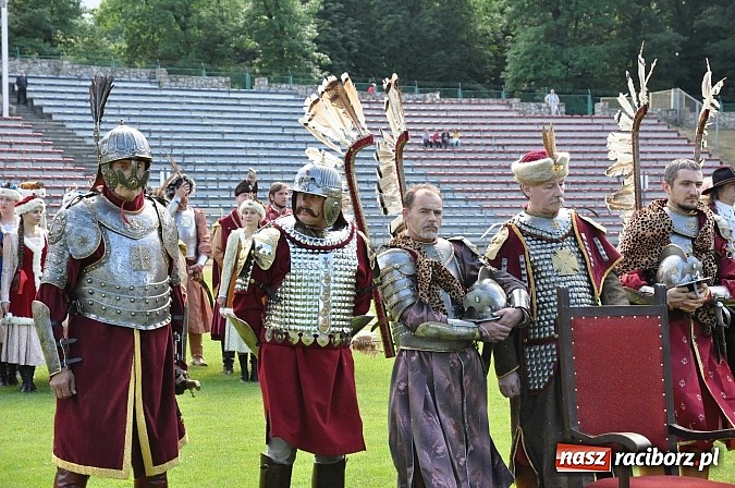 Zdjęcie w galerii na portalu naszraciborz.pl: Daniel Olbrychski jako król Jan III Sobieski na przemarszu z okazji Dni Raciborza wiadomości z regionu