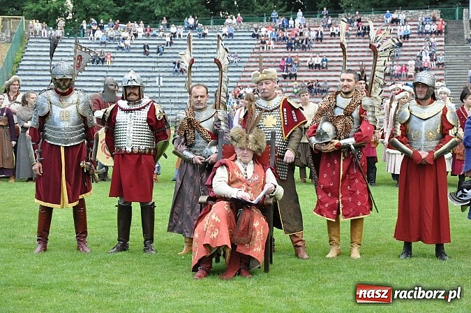 Zdjęcie w galerii na portalu naszraciborz.pl: Daniel Olbrychski jako król Jan III Sobieski na przemarszu z okazji Dni Raciborza wiadomości z regionu